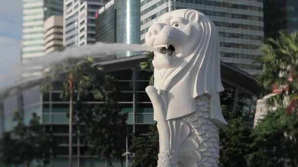 都市のスカイライン、シンガポールのマーライオン像 — ストック動画
