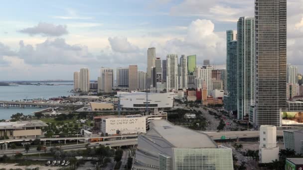 Biscayne Boulevard és a skyline a Miami — Stock videók