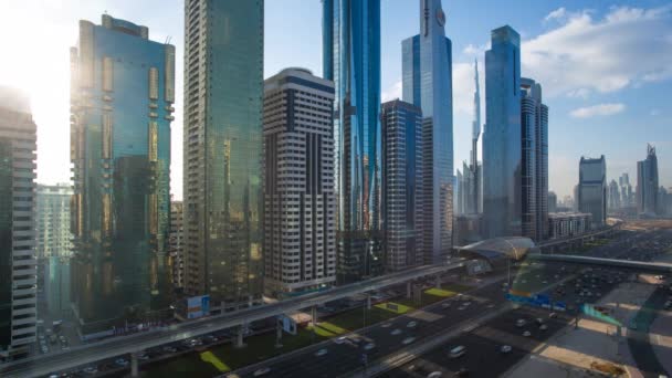 Traffico a Dubai e grattacieli — Video Stock