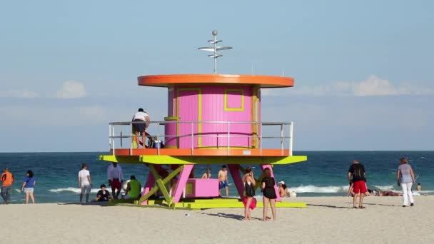 Miami Beach Art Deco tarzı Cankurtaran kulübe — Stok video