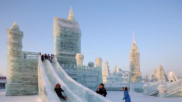 Esculturas de gelo iluminadas no gelo Harbin — Vídeo de Stock