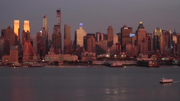 Manhattan over de Hudson rivier — Stockvideo