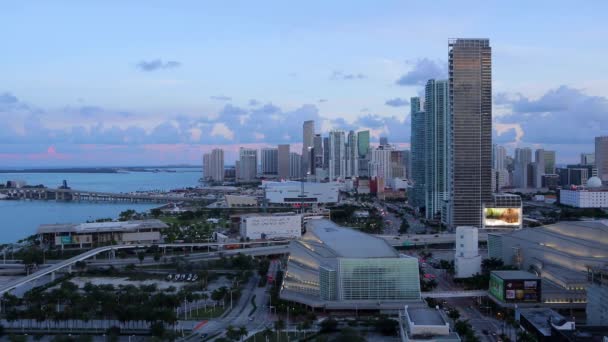 Biscayne Boulevard und die Skyline von Miami — Stockvideo