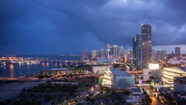 Biscayne Boulevard und die Skyline von Miami — Stockvideo