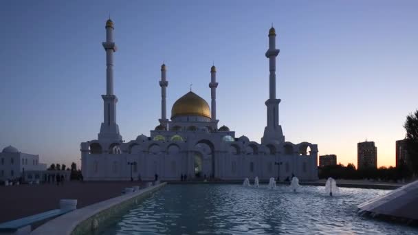 Astana Camii alacakaranlıkta — Stok video