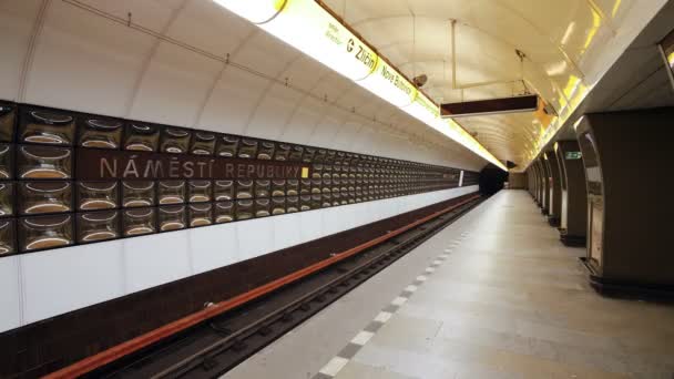 Vlak na stanici metra v Praze — Stock video