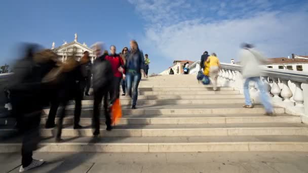 Persone che attraversano un ponte, Venezia — Video Stock