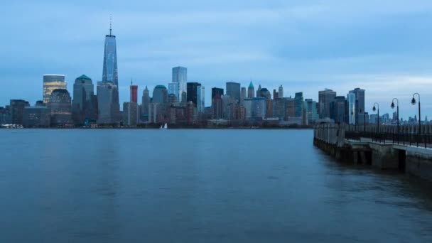 Manhattan over de Hudson rivier — Stockvideo