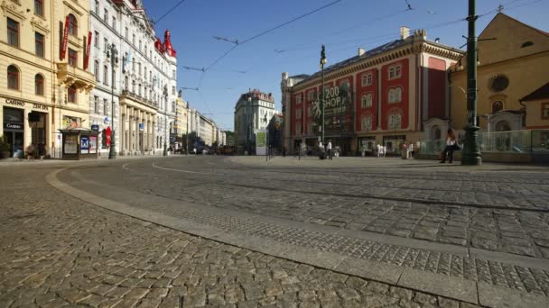 Praga Centro de la ciudad con tranvías rojos — Vídeo de stock