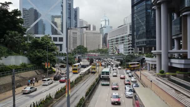 Queensway, Hong Kong boyunca hareket eden trafik — Stok video