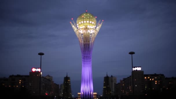 Bayterek Torre illuminata di notte — Video Stock