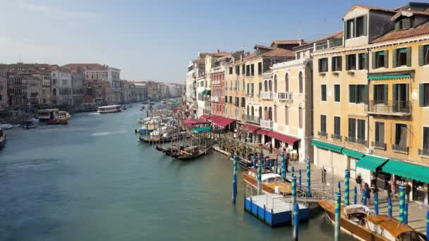 Tour boten reizen op Canal Grande — Stockvideo