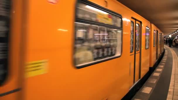 Μετακίνηση τρένου στο σταθμό του μετρό στο Βερολίνο — Αρχείο Βίντεο