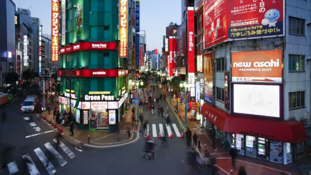 Circulation et piétons sur la rue Musashino à Shinjuku — Video