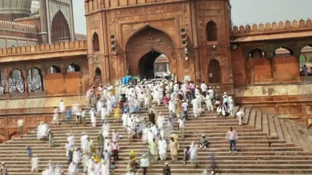 Menschen verlassen die jama masjid — Stockvideo