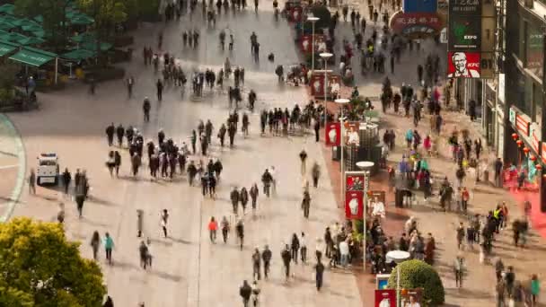 Pedestrians walking past stores on Nanjing Road — Stock Video