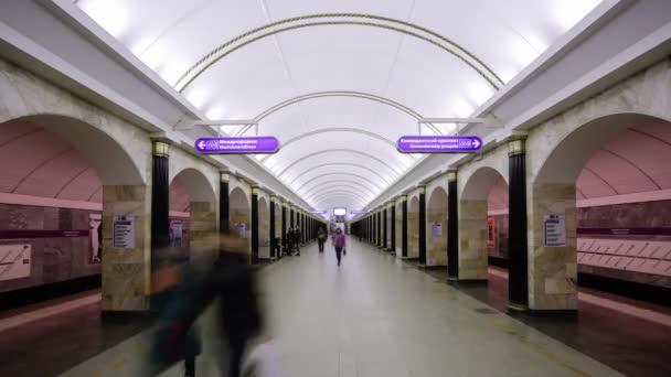 サンクトペテルブルク地下鉄駅プラットフォーム — ストック動画