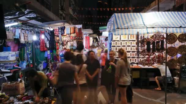 人々 の寺院の通り夜市場でショッピング — ストック動画