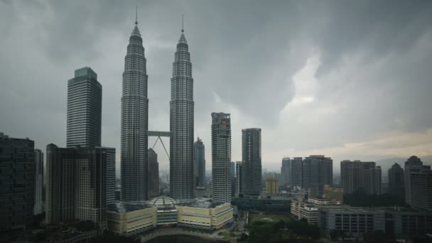 Nuvens de tempestade girando em torno de Petronas Torres Gêmeas — Vídeo de Stock