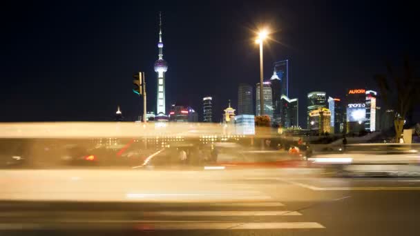 Personer korsar vägen framför Pudong skyline — Stockvideo