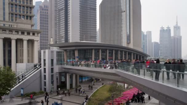 Voetpad boven een verkeer rotonde, Shanghai — Stockvideo