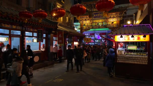 Essensstände in der wanfujing dajie street, beijing — Stockvideo