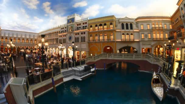 Gondels in de grachten van het Venetiaanse Casino op de strip, Las Vegas — Stockvideo