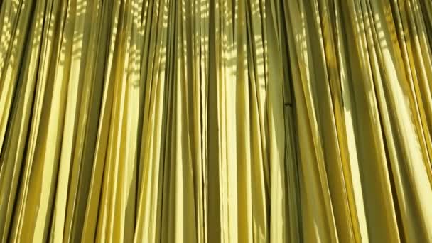 Пофарбована тканина, що звисає з бамбукових стовпів — стокове відео