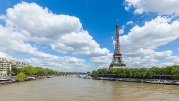 Río Sena con la Torre Eiffel, París — Vídeo de stock