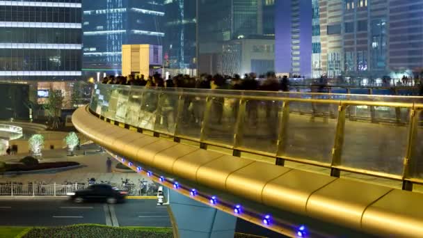 Τους πεζούς διάβαση πεζών πάνω από μια κυκλική κίνηση, Σαγκάη — Αρχείο Βίντεο