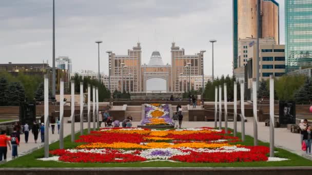 Parc devant le bâtiment KazMunaiGas, Astana — Video