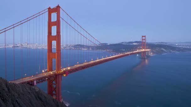 Voertuigen die over de Golden Gate Bridge rijden — Stockvideo