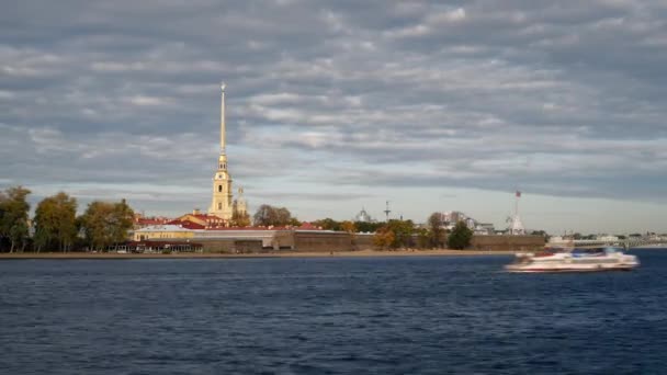 Peter e Paul Fortezza sulla riva del fiume Neva — Video Stock