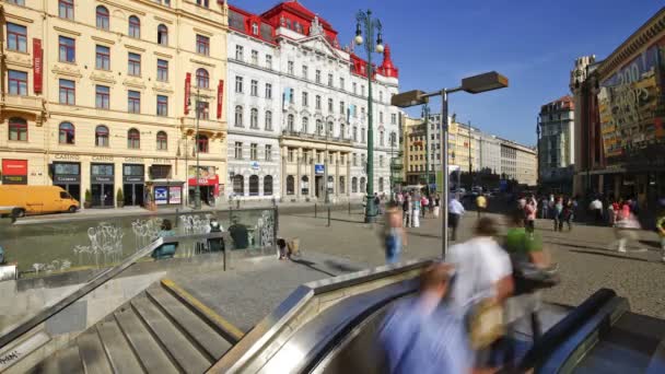 Praga Centro de la ciudad con tranvías rojos — Vídeo de stock