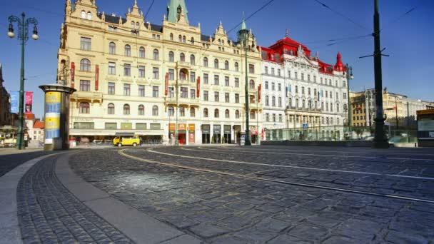 Praga Centro de la ciudad con tranvías rojos — Vídeos de Stock