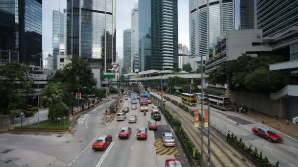 Queensway, Hong Kong boyunca hareket eden araçlar — Stok video