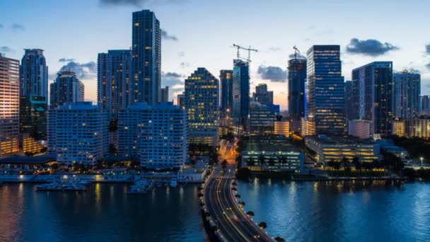 Island omfattas i lägenhet tornet, Miami — Stockvideo