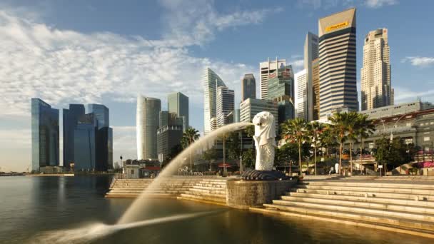 Το Merlion άγαλμα με το City στον ορίζοντα, Σιγκαπούρη — Αρχείο Βίντεο