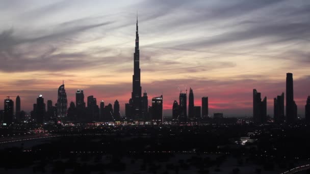 De skyline van Dubai met de Burj Khalifa — Stockvideo