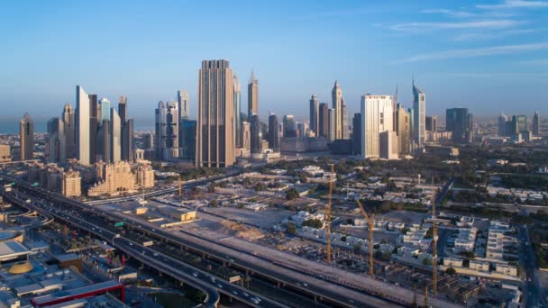 Dubai tráfego e arranha-céus edifícios — Vídeo de Stock