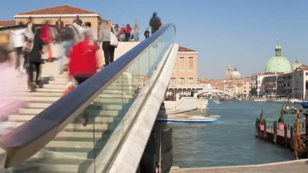 Mensen kruising brug over het Canal Grande — Stockvideo