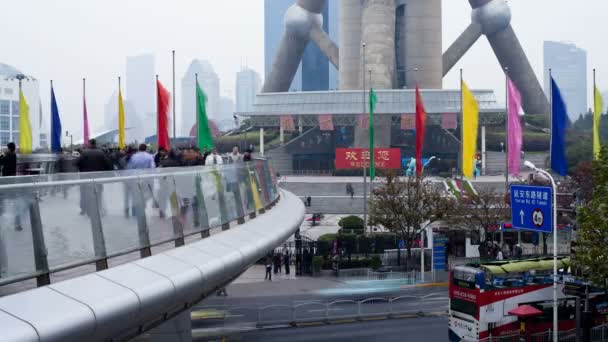 Passerelle piétonne au-dessus d'un rond-point de la circulation, Shanghai — Video