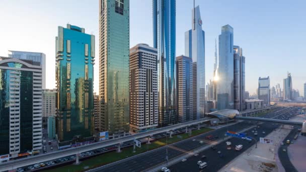 Движение в Дубае и высотные здания — стоковое видео