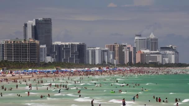 Люди отдыхают на Майами Бич — стоковое видео