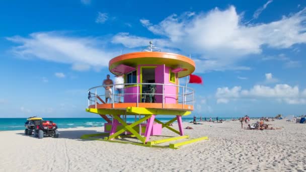 Cabaña de salvavidas estilo Art Deco en Miami Beach — Vídeo de stock