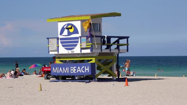 Miami Beach Art Deco tarzı Cankurtaran kulübe — Stok video