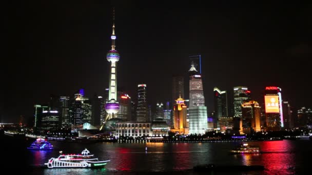 Pudong skyline à travers la rivière Huangpu — Video