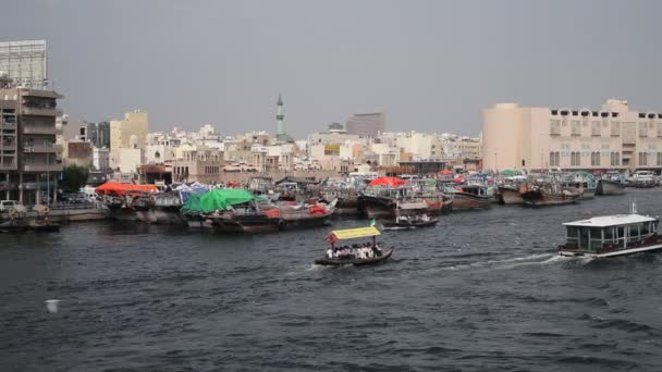 Transport auf dem Dubai Creek — Stockvideo