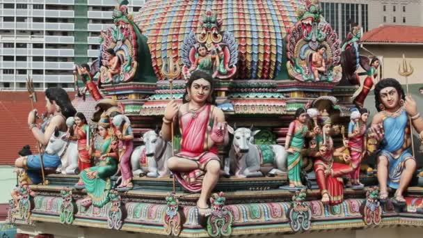 Gopuram av Sri Mariamman templet i Singapore — Stockvideo