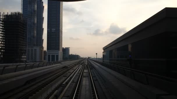 Viaje en el sistema de metro ferroviario elevado de Dubai — Vídeo de stock